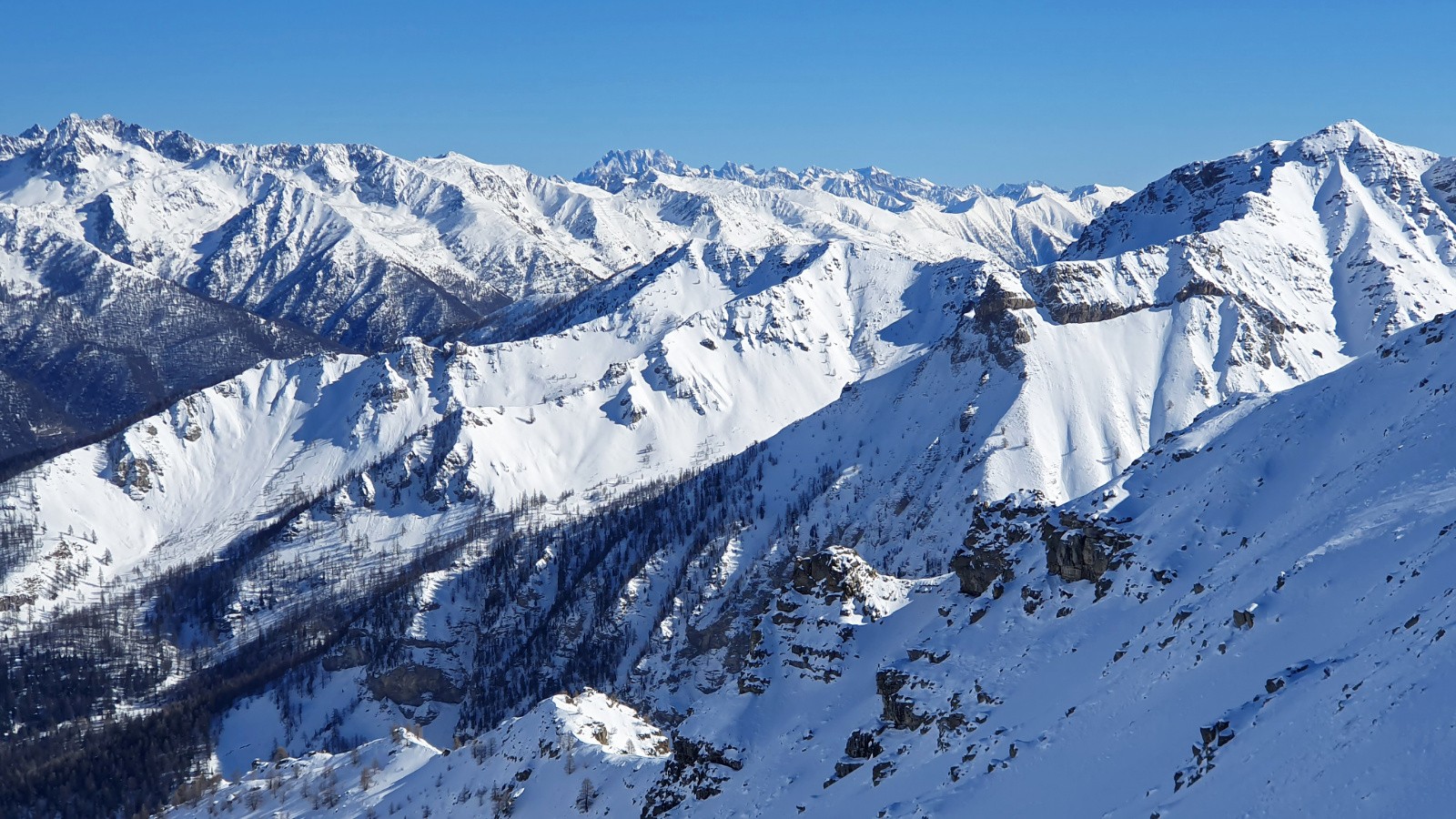 Cimes Argentera au zoom au centre 3297m 