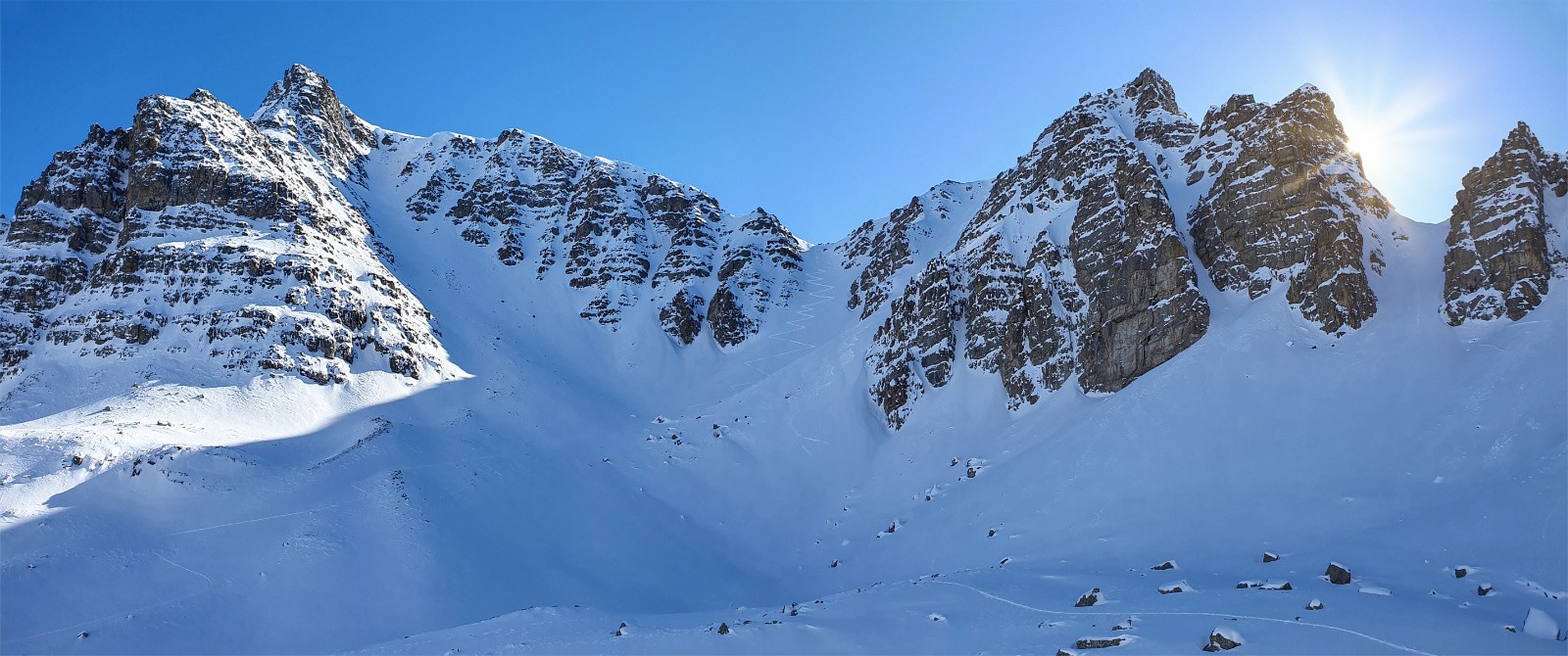 Cime de Sanguineirette et son couloir N à G. et Gias vieux à Dr. 