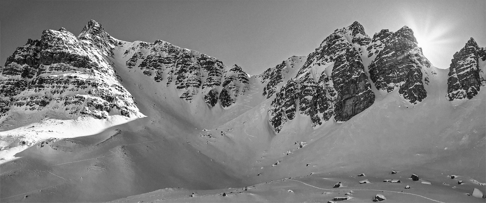 Cime de Sanguineirette et son couloir N à G. et Gias vieux à Dr.  