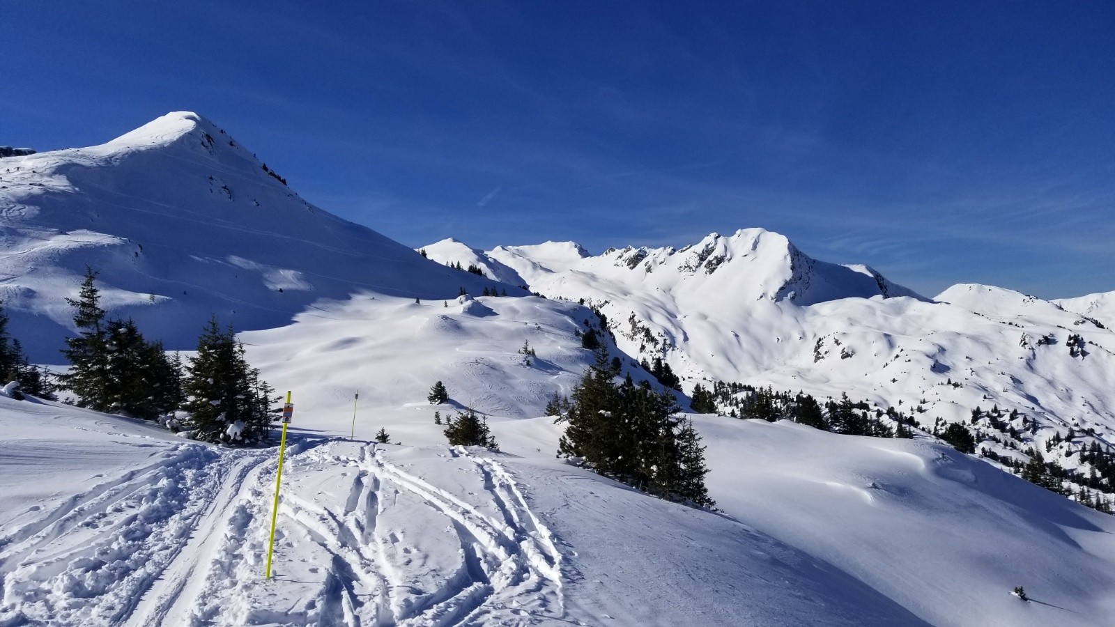 Sur la Trace direction le col de la Forclaz avec la Pointe du Dard, la Legette du Grand Mont et la Pointe de la Grande Combe en fond