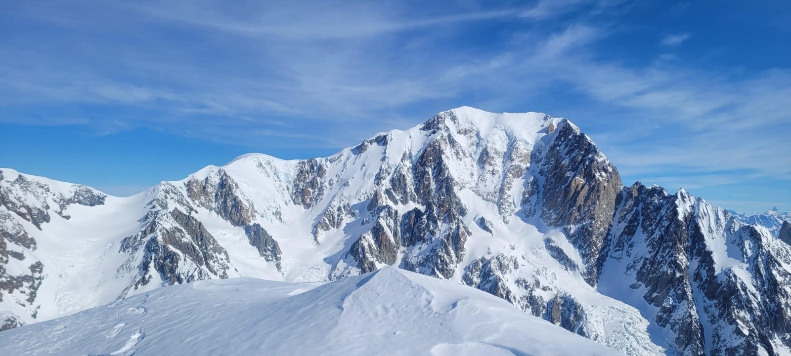 coup d'œil sur le mont blanc depuis le sommet de tré la tete