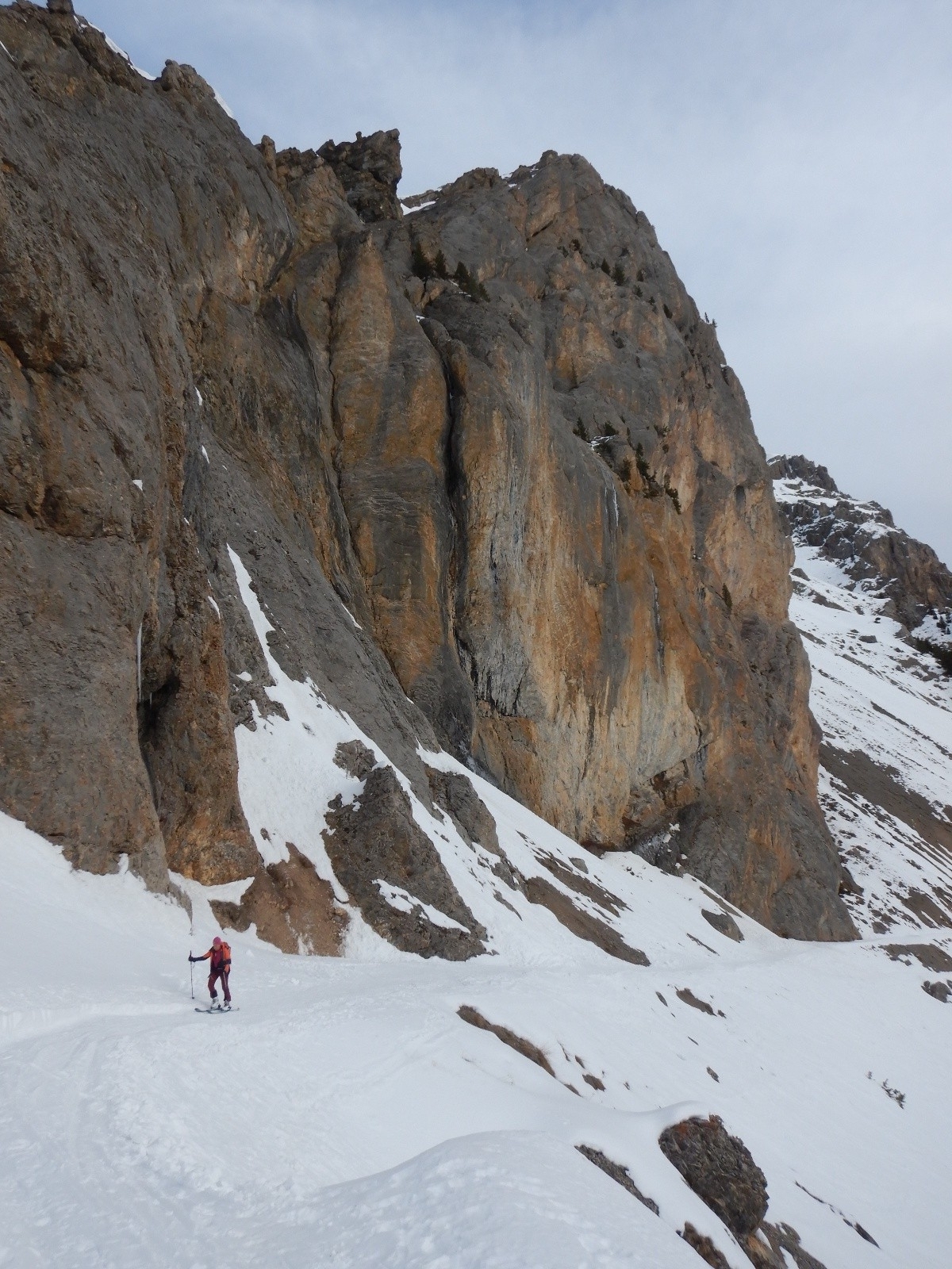 Les belles falaises ocres du départ