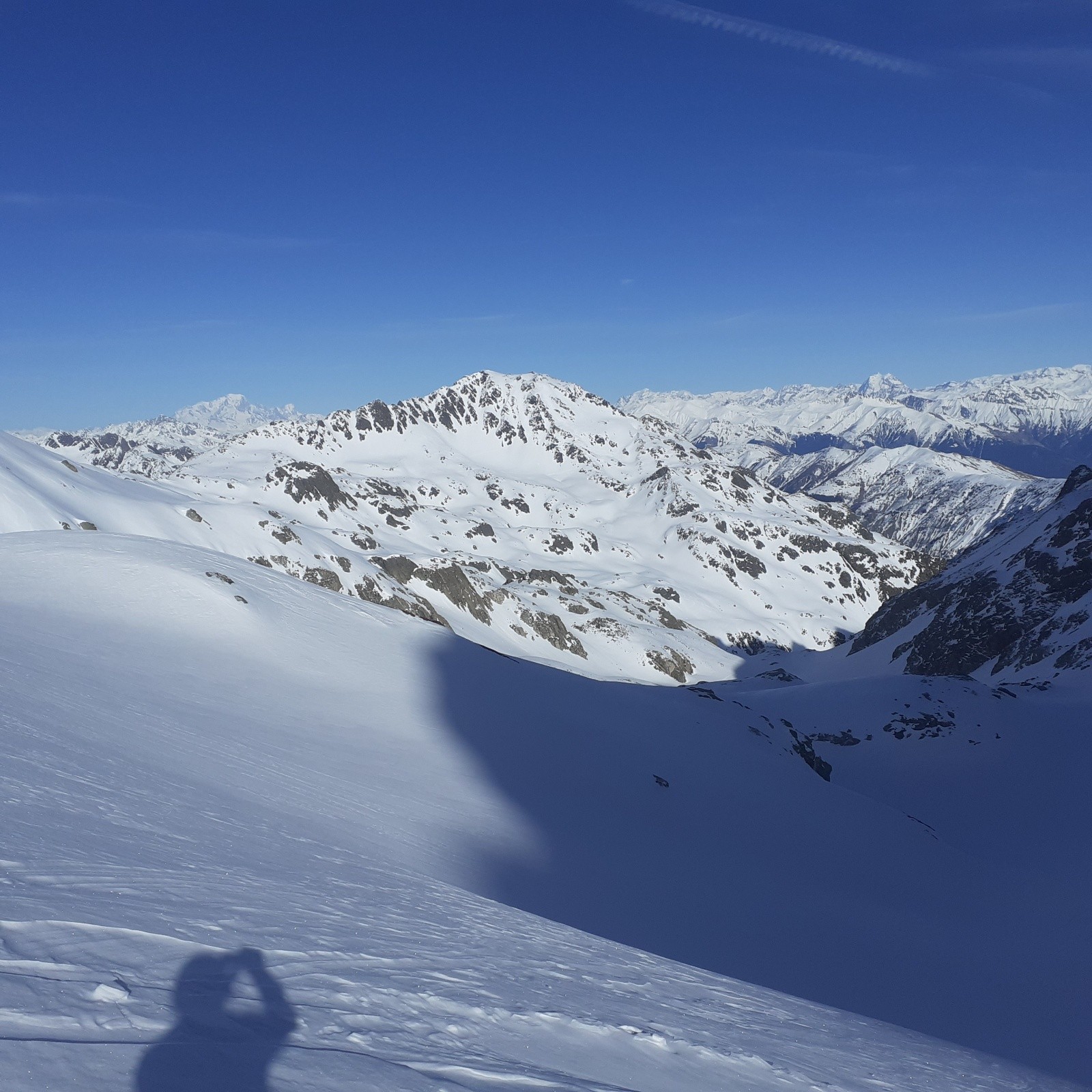 La Sambuis bien encadrée par les Mont Blanc et Grande Casse .