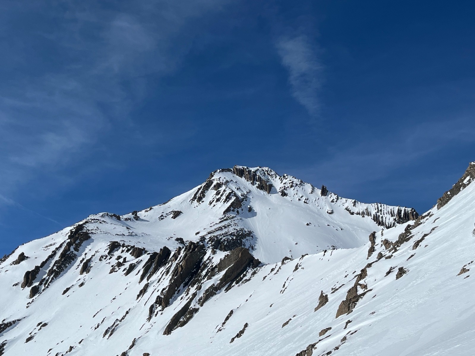 J1: Aiguille du Goléon (SE) et Rochers du Vallon (à gauche) 