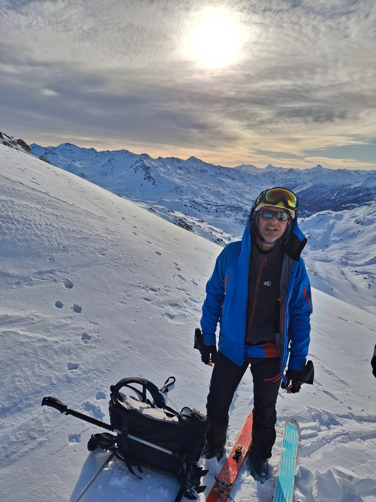  J4 col de l'aiguille noire, Manu prend le vent du nord de face