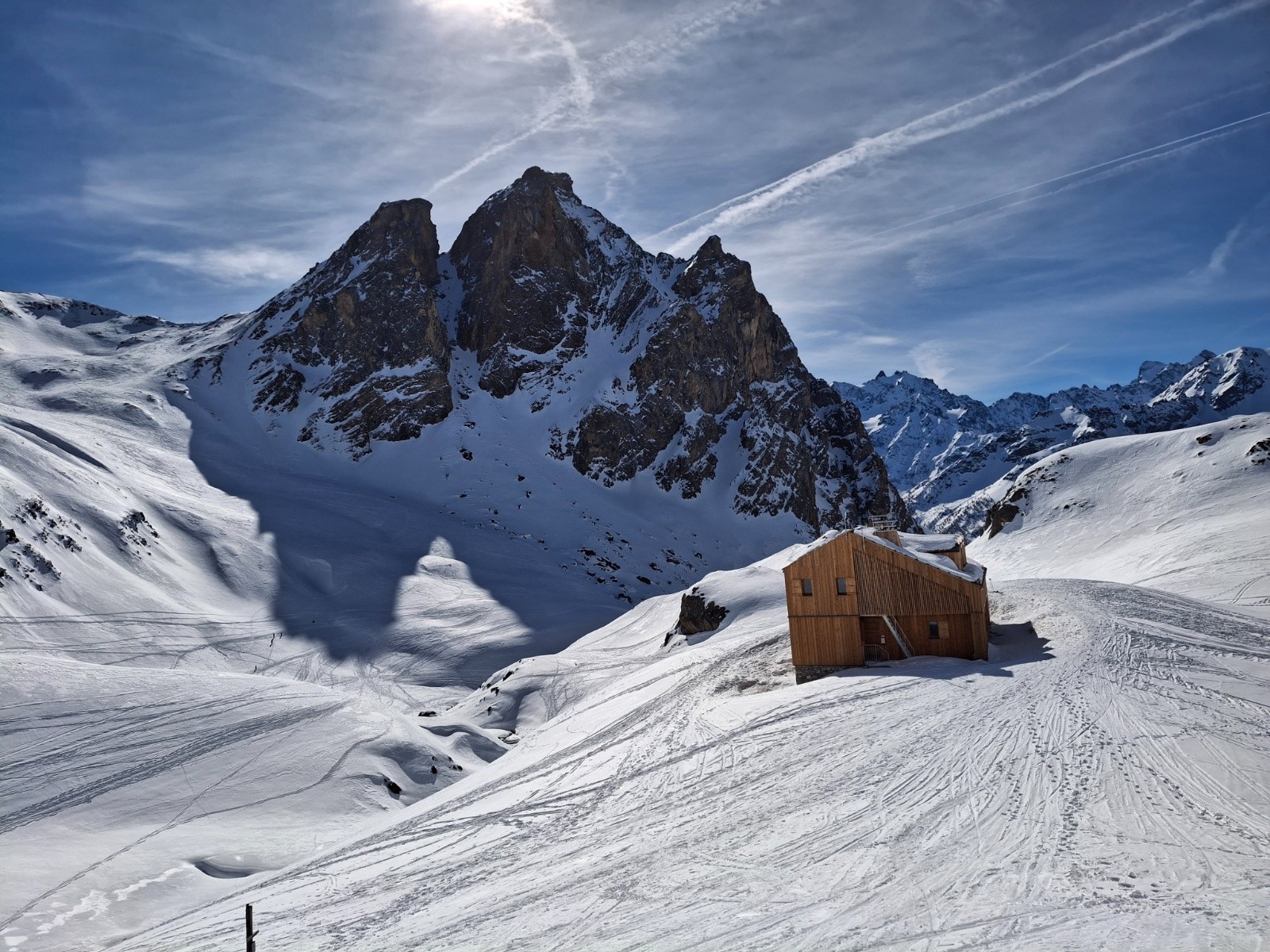  J4 Refuge du clot des Vaches sur fond de l'aiguillette du Lauzet (face Nord)