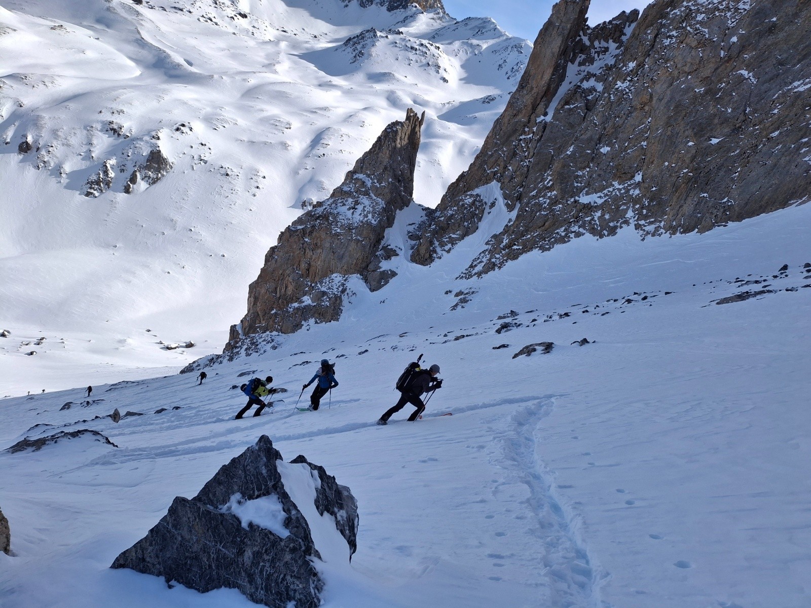  J2 dans l montée de la combe Est ( 2 groupes nous suivent mais nous laisserons tracer)