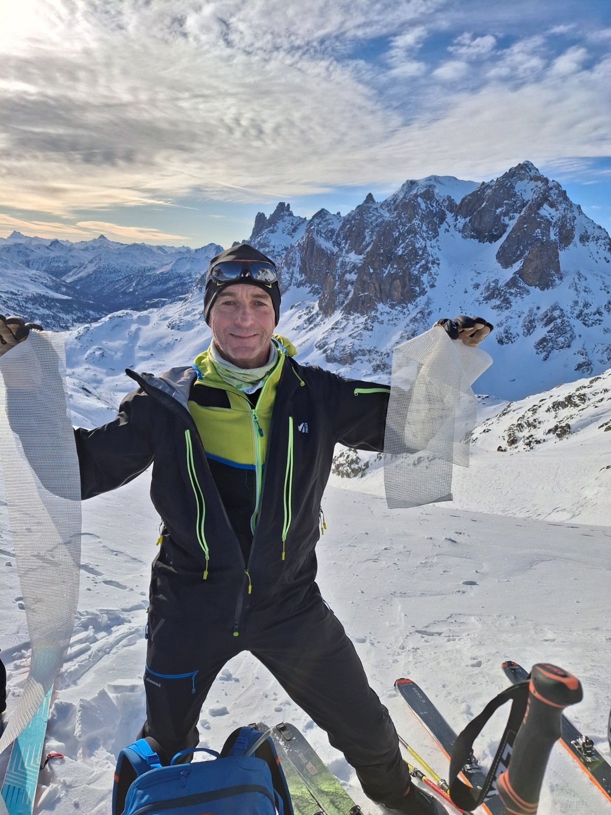   J4 col de l'aiguille noire, Paul est joueur sur fond de pointe des Cerces