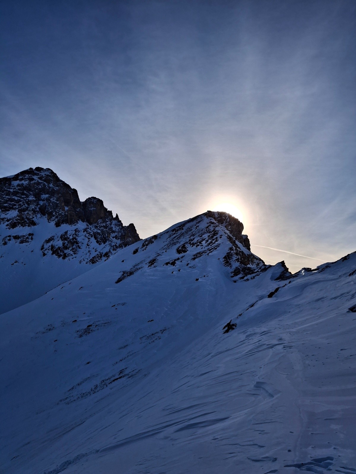 J2 lever de soleil derrière la pointe de la tête noire 