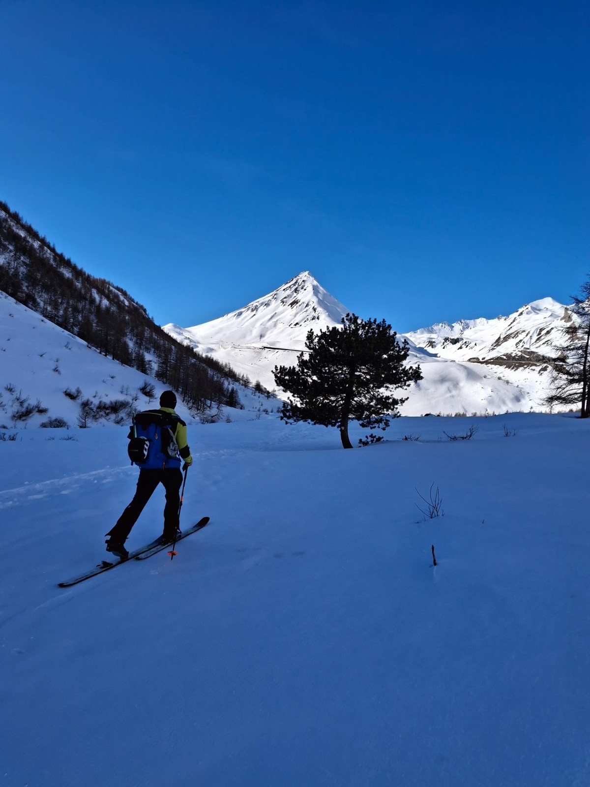  J1 On se croirait au Chili. Crête de Chaillol et on devine le pic Blanc