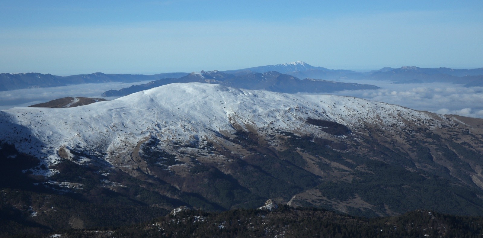 La Montagne de Jouère devant le Ventoux