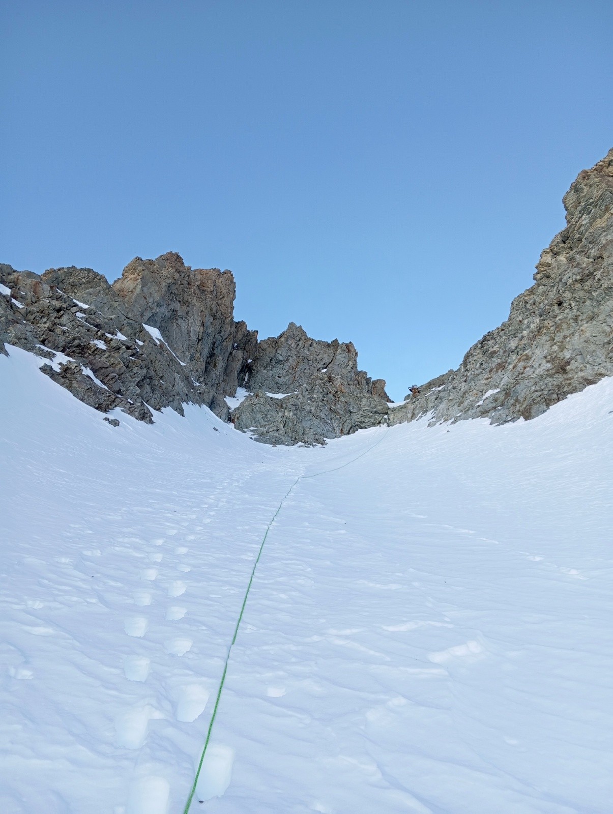 Dans le couloir Nord avec la Brèche Holmes en haut de la photo. Ressaut en mixte visible