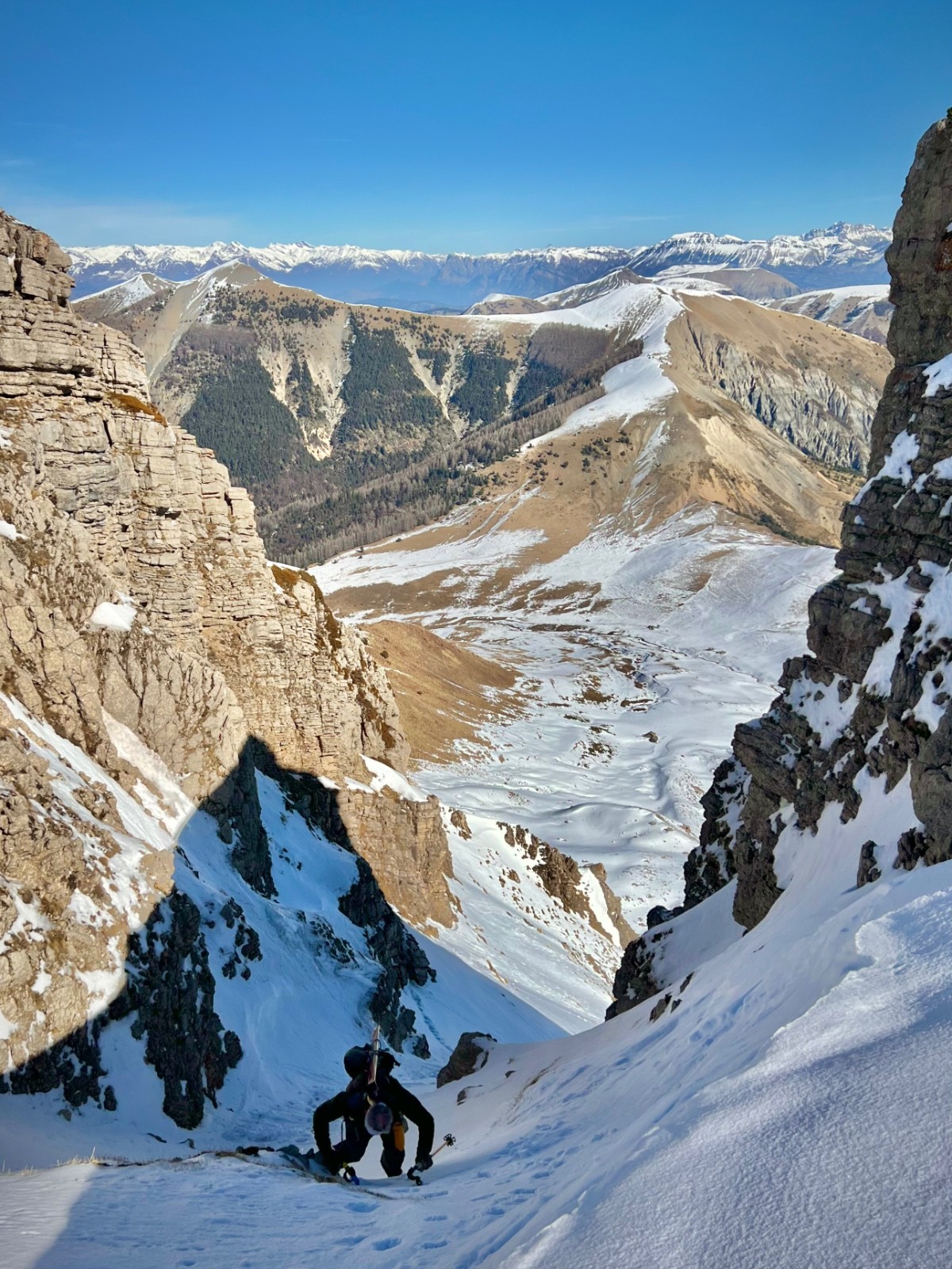  Entrée du couloir Est. Au 2ème plan : Oratoire, Clot Ginoux, Laupie 