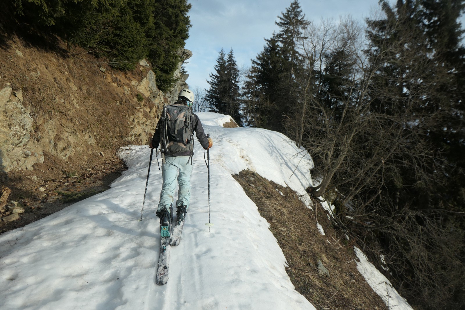 Il n'y a bien que la route qui est blanche  