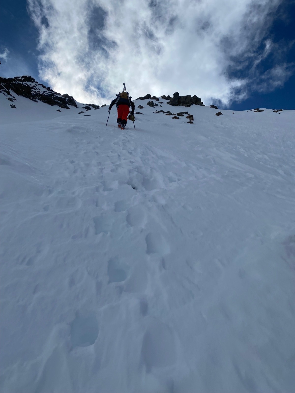  Pablo a la trace dans le couloir