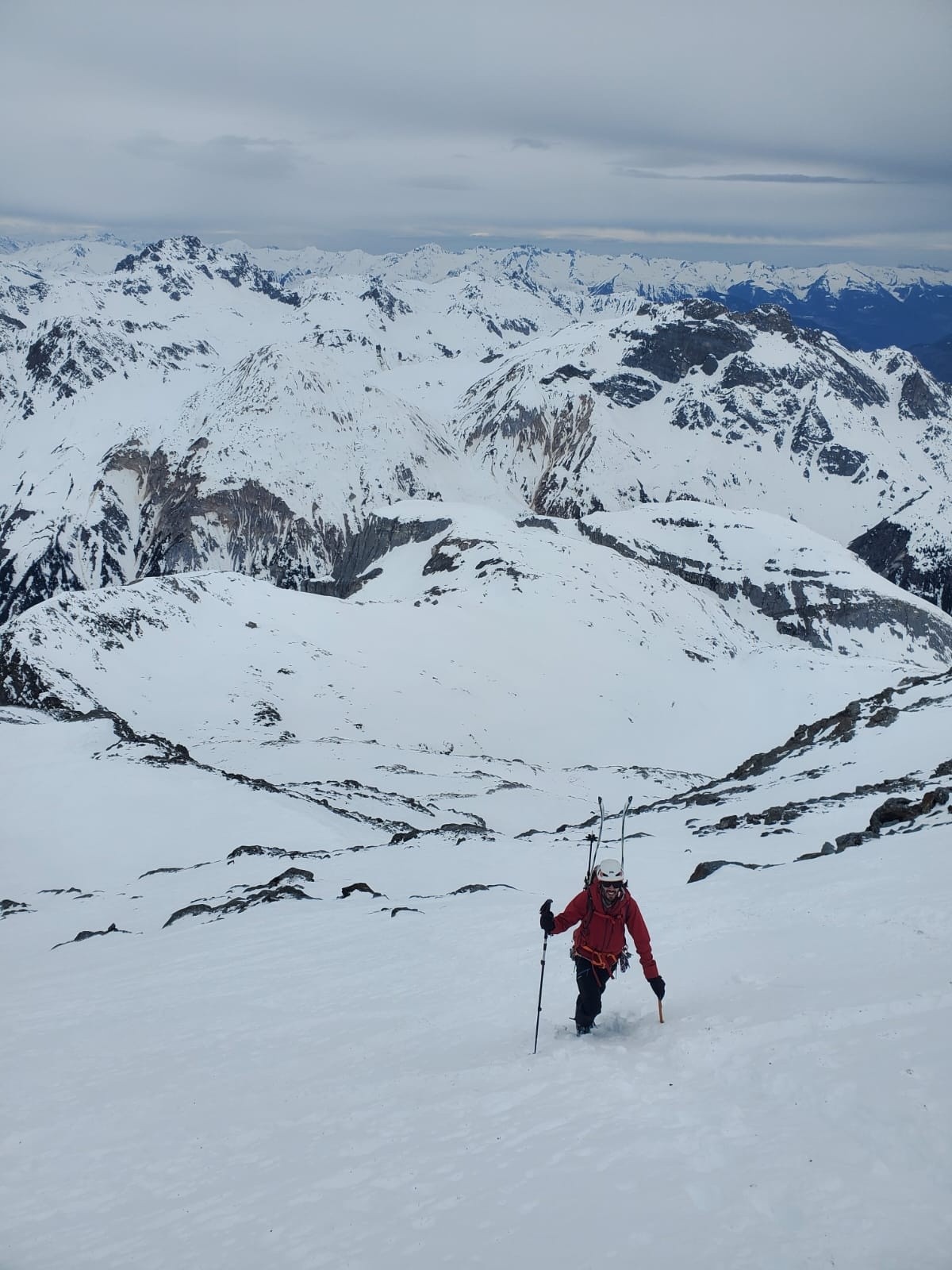 En crampons pour négocier la pente ouest du dôme des Sonailles 