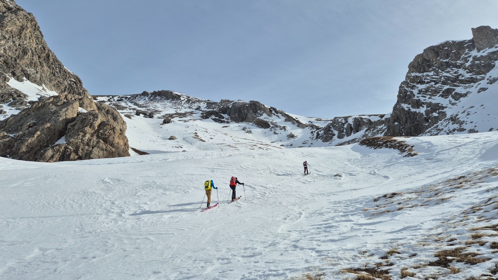 Longue  montée dans la pente qui se redresse. Il y a peu de neige dans le vallon complètement soufflé par le vent ! 