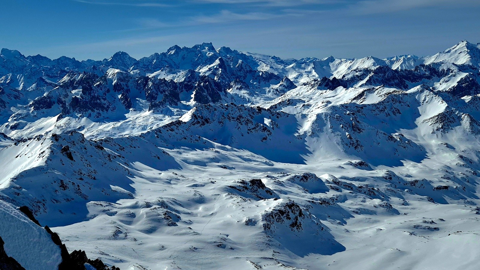 Vue depuis le sommet du Mont Thabor. Au fond la barre des Ecrins a G puis le Pavé, la Meige et le Rateau...