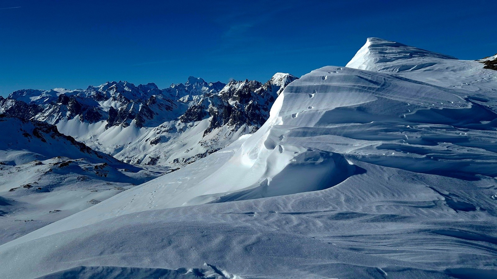 Au col de Nevache. Au fond la Barre des Ecrins 