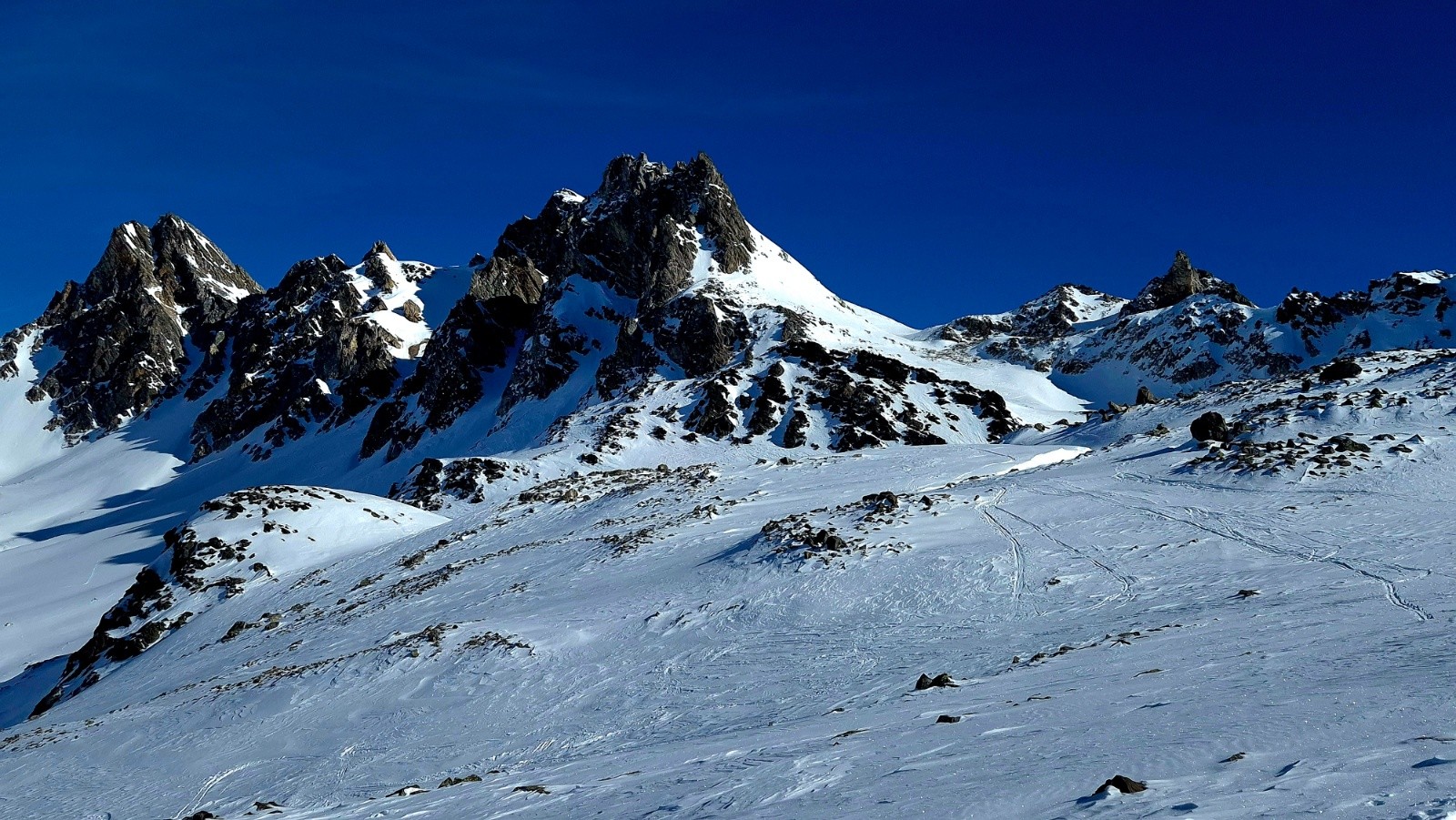 Mont Thabor depuis le Nord. On voit le col de la Chapelle qu'on va traverser pour monter par l'arête au sommet