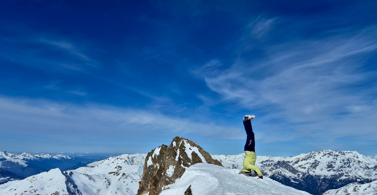 Yoga en haut du Mont Thabor pour une jeune guide écossaise.!! La corniche n est pas bien loin ... 