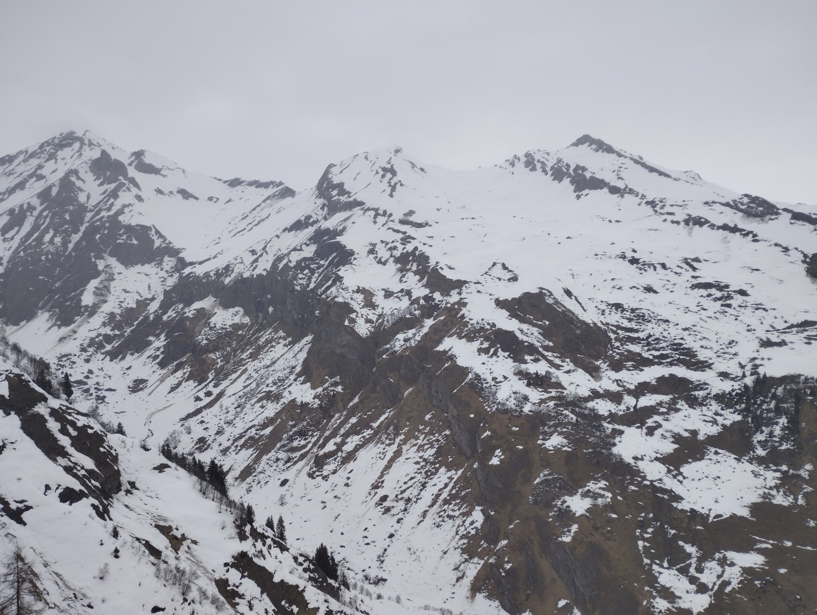 Le versant d'en face (aiguille de Praina, pointe de la terrasse)