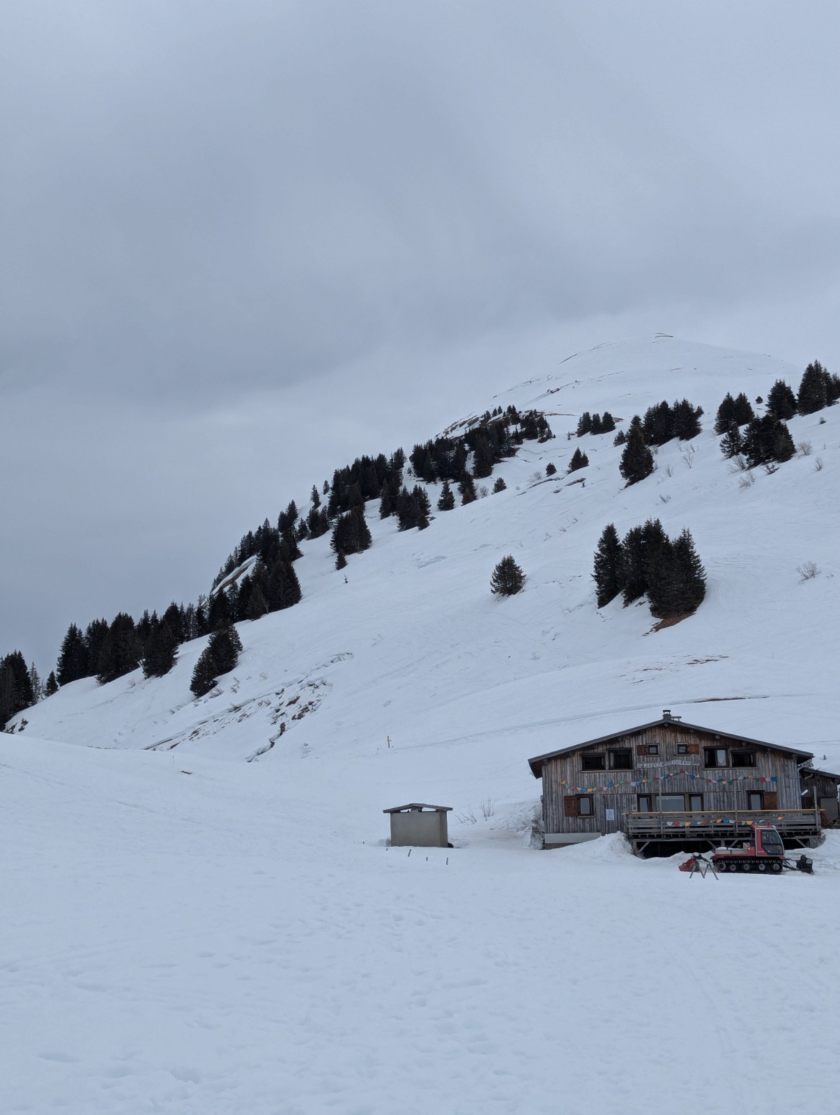 Reptations (pouvant donner une avalanche de fond) derrière le refuge de la Golèse