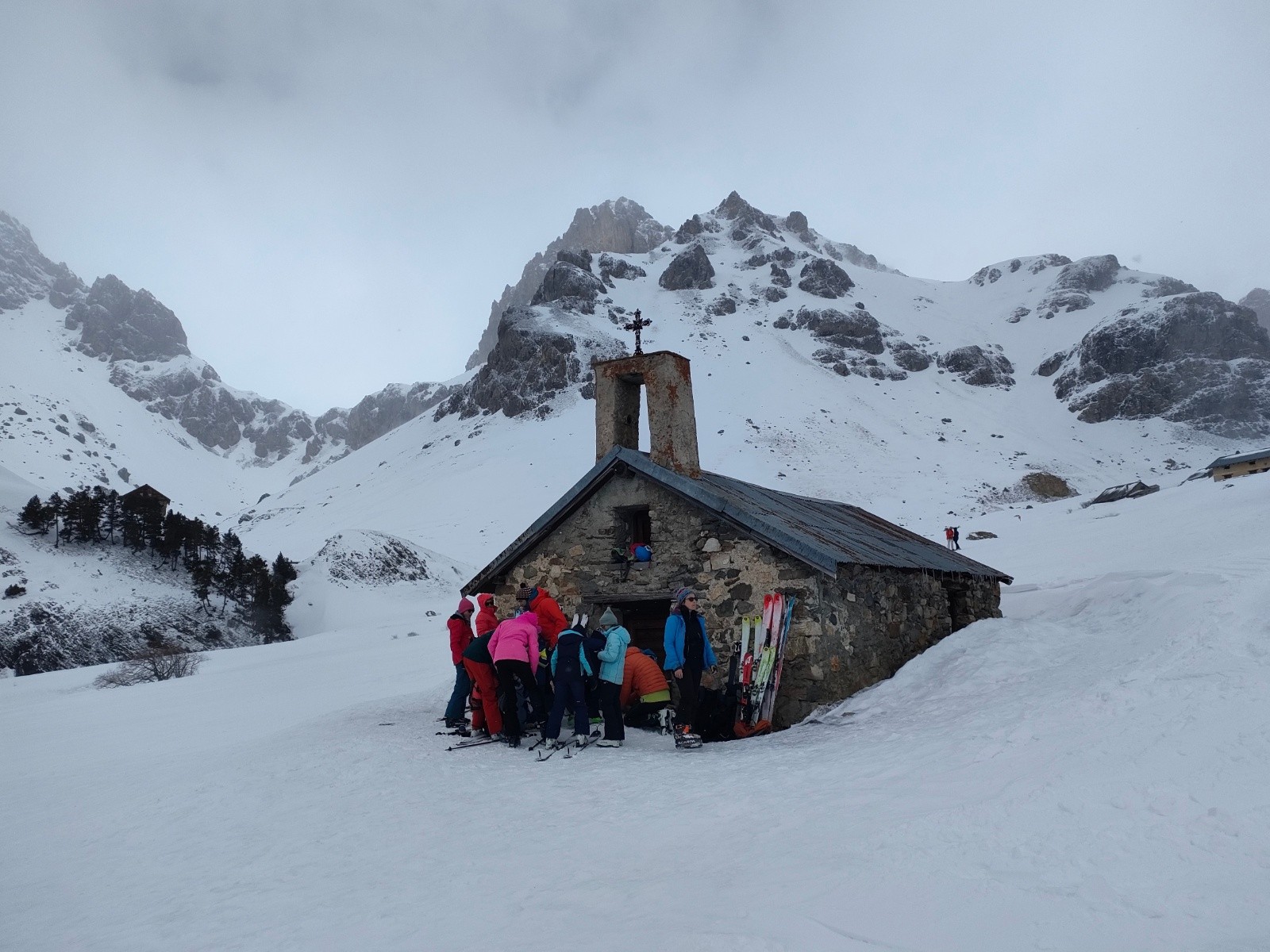 Une colo se planque a l'abri de la chapelle  