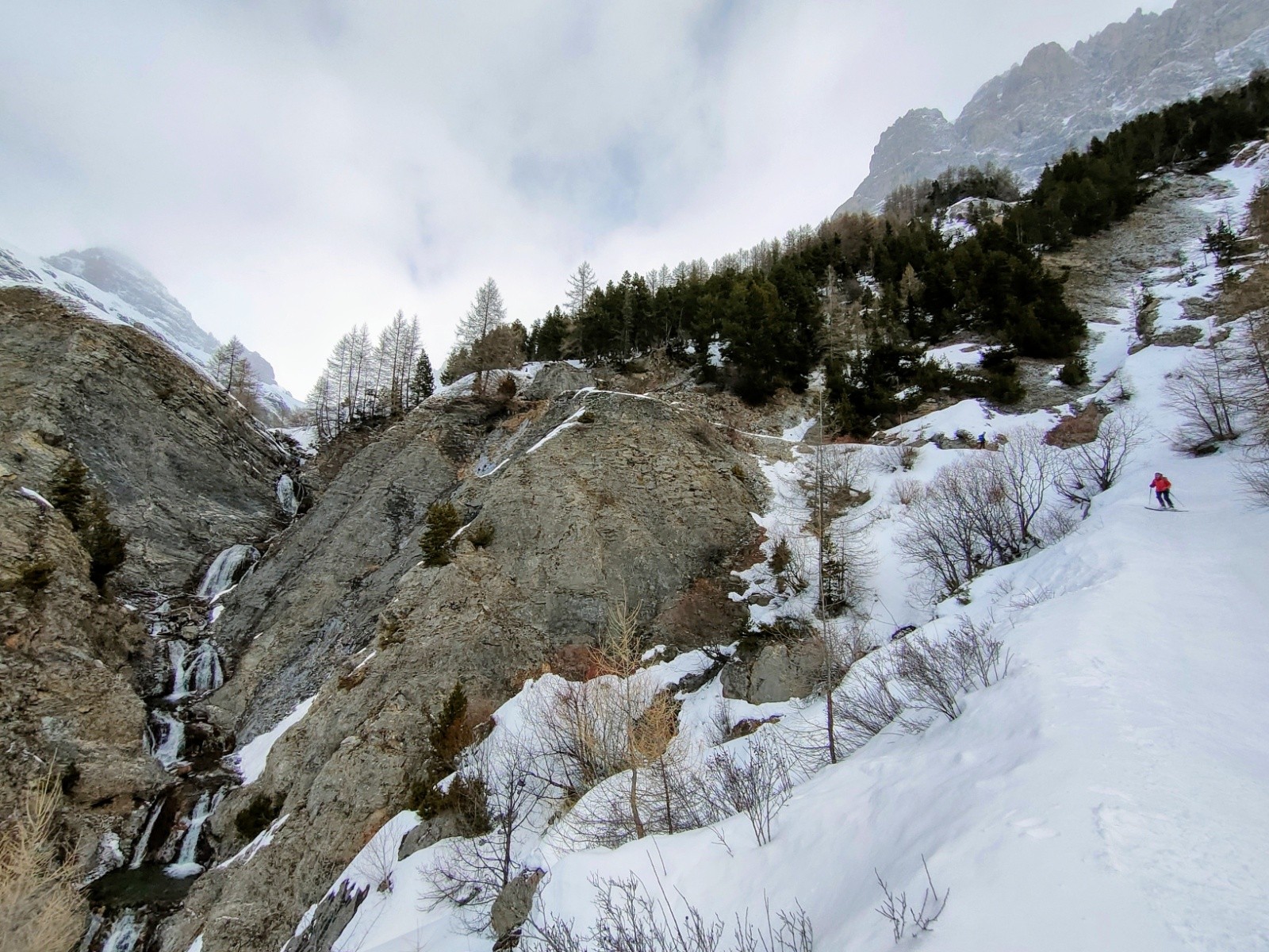 Descente à côté de la cascade 