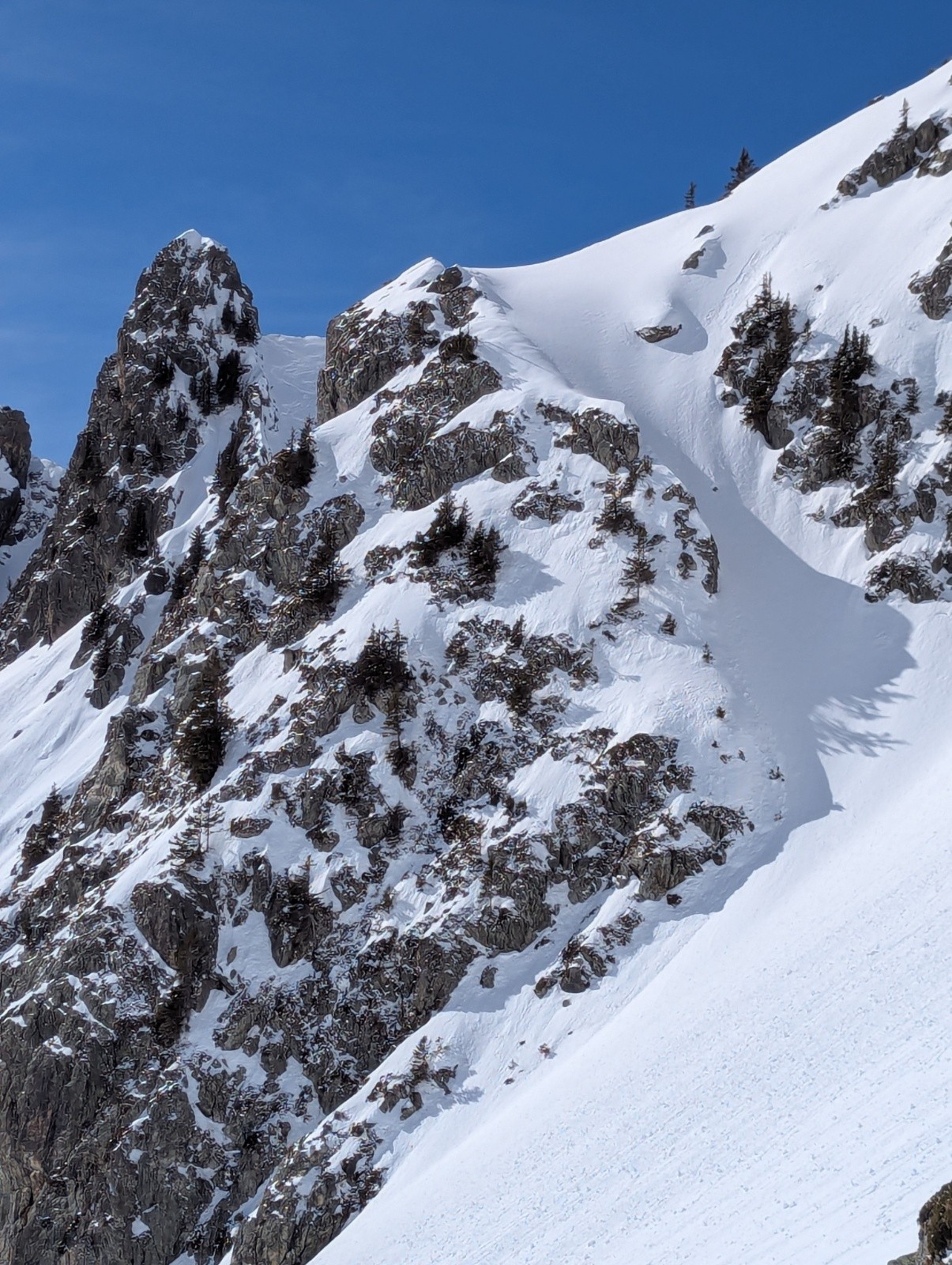 Départ couloir E à droite de l'éperon rocheux le plus haut