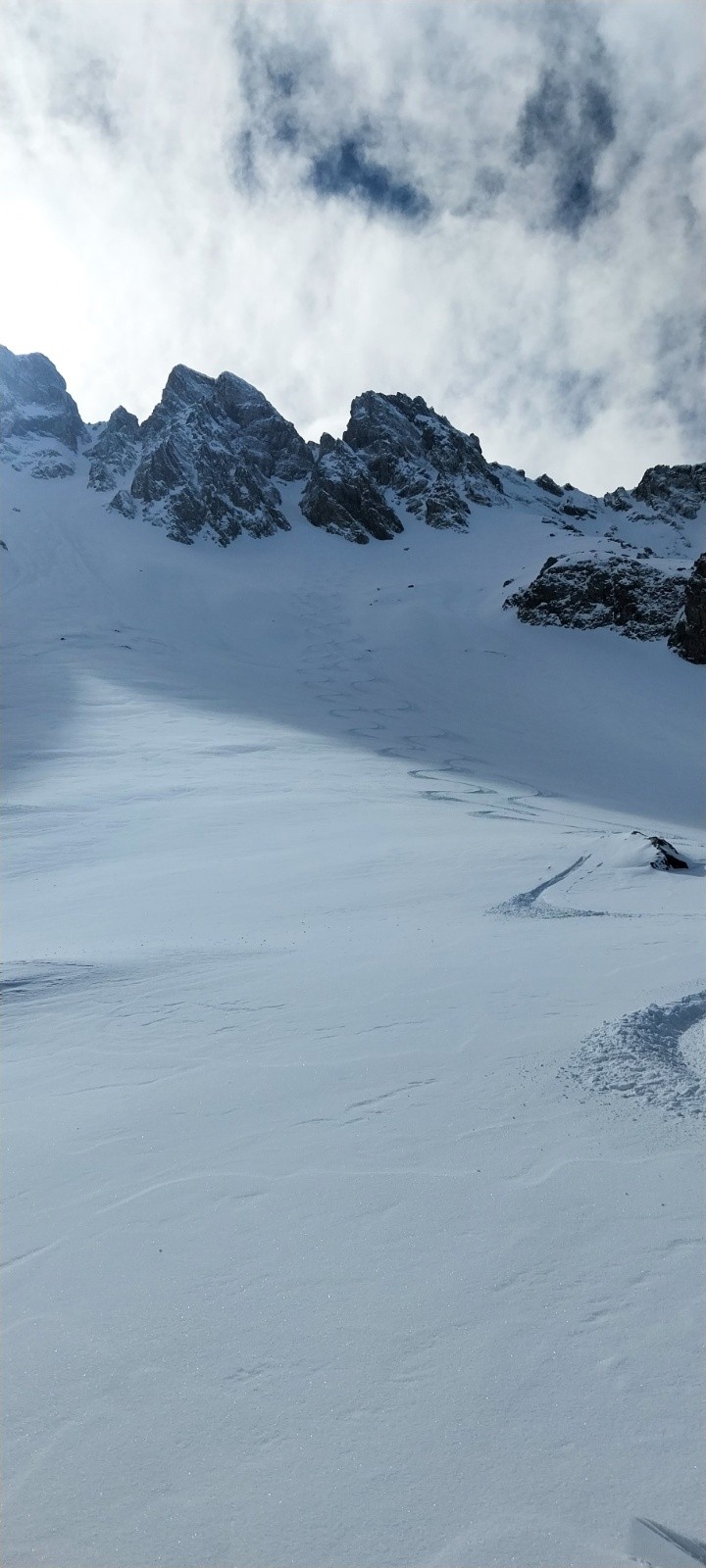 &nbsp;nos deux trace sous le couloir depuis le lac blanc