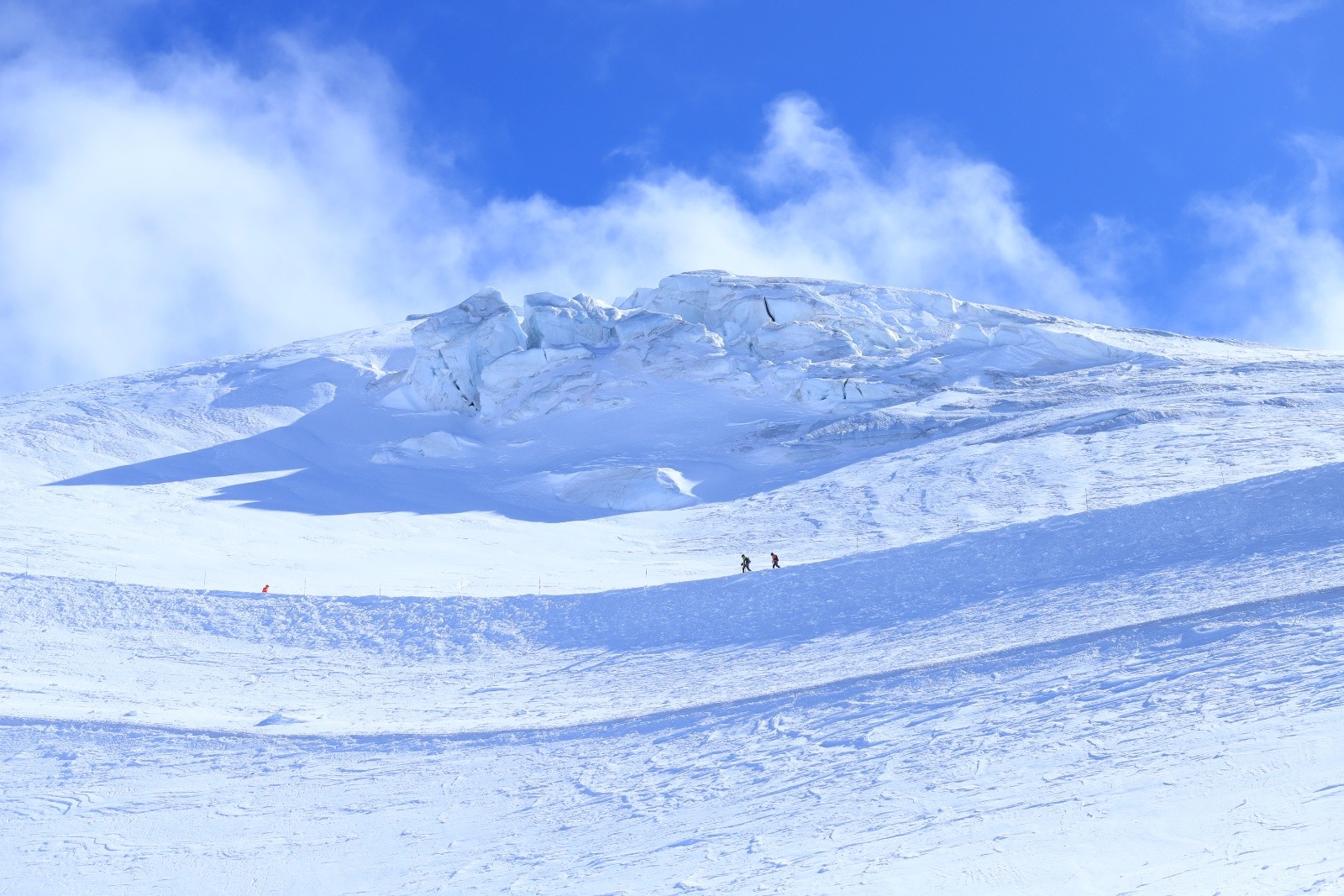  La piste de ski passe sous de beaux séracs...