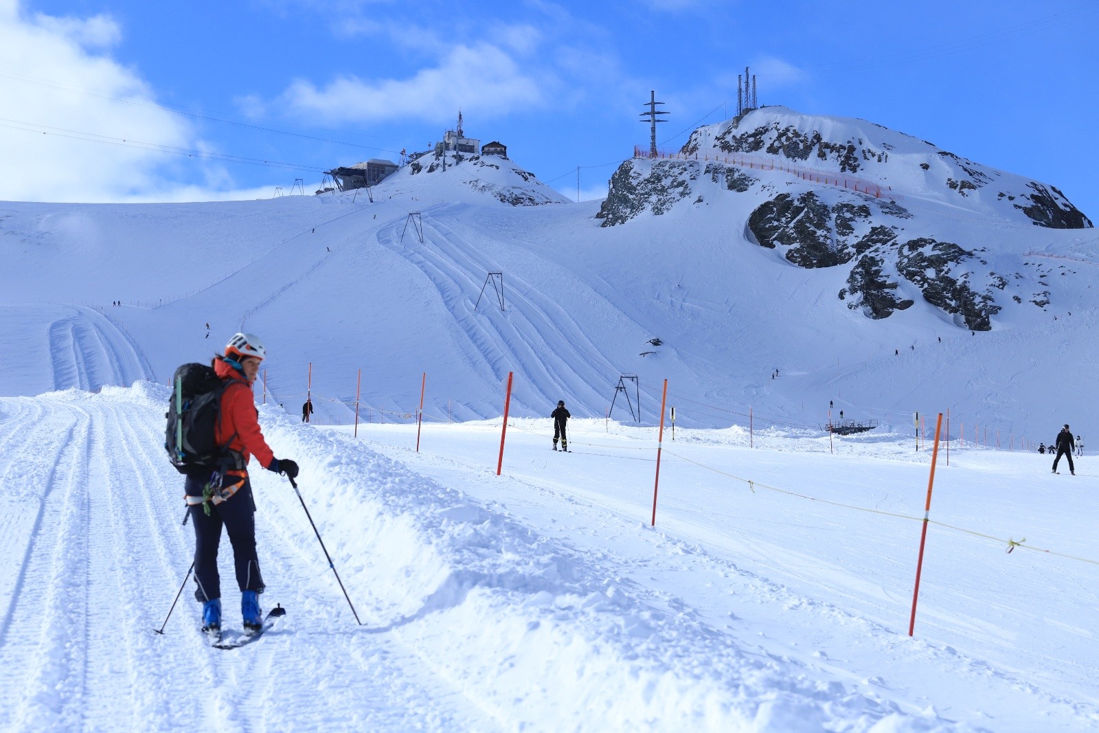 Noémie dans la montée sur le Oberer Theodulgletscher, avec vue sur la Testa Grigia 