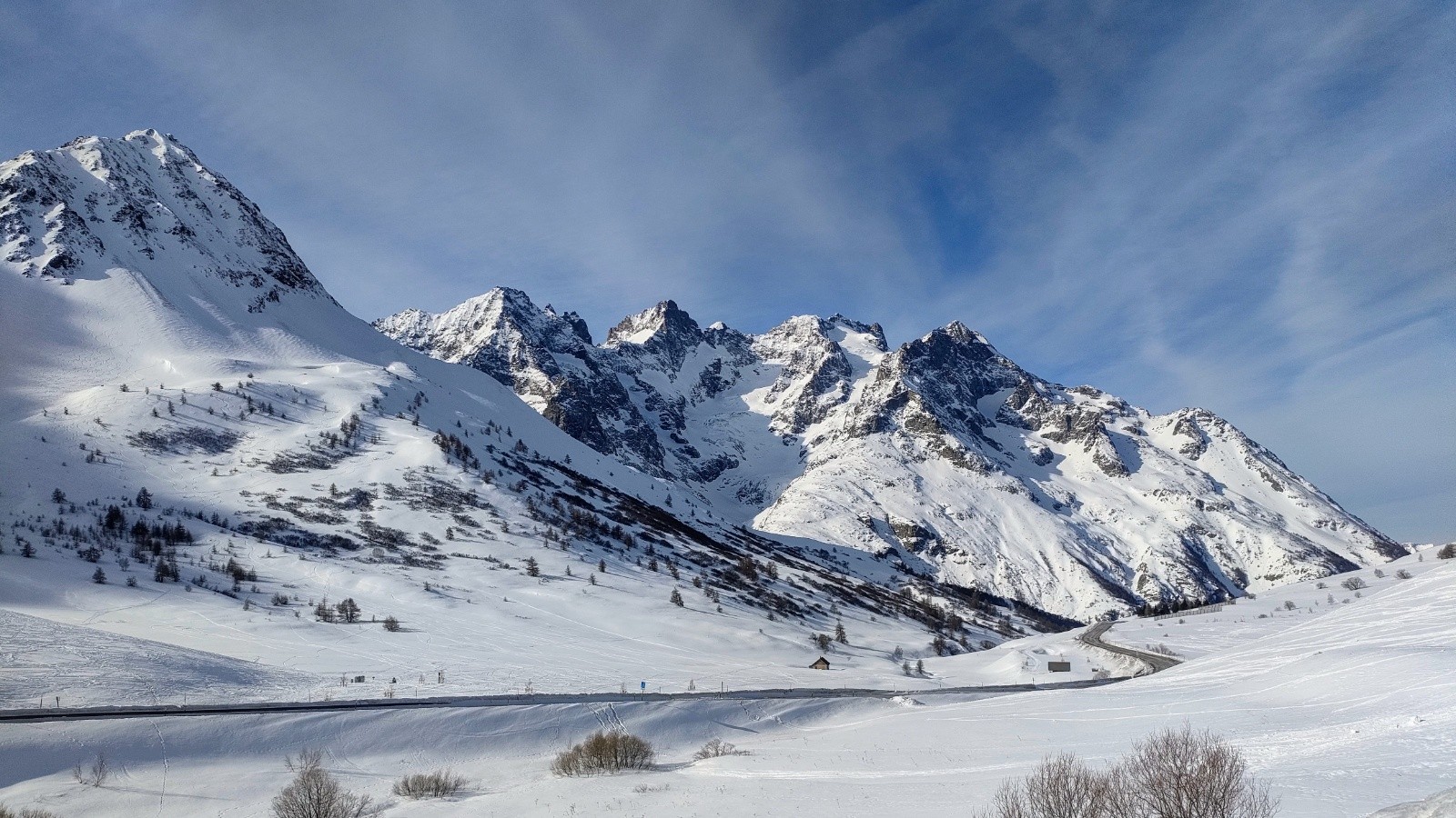  photo prise au col au départ de la balade, nous descendrons plus bas à la cabane visible sur la photo