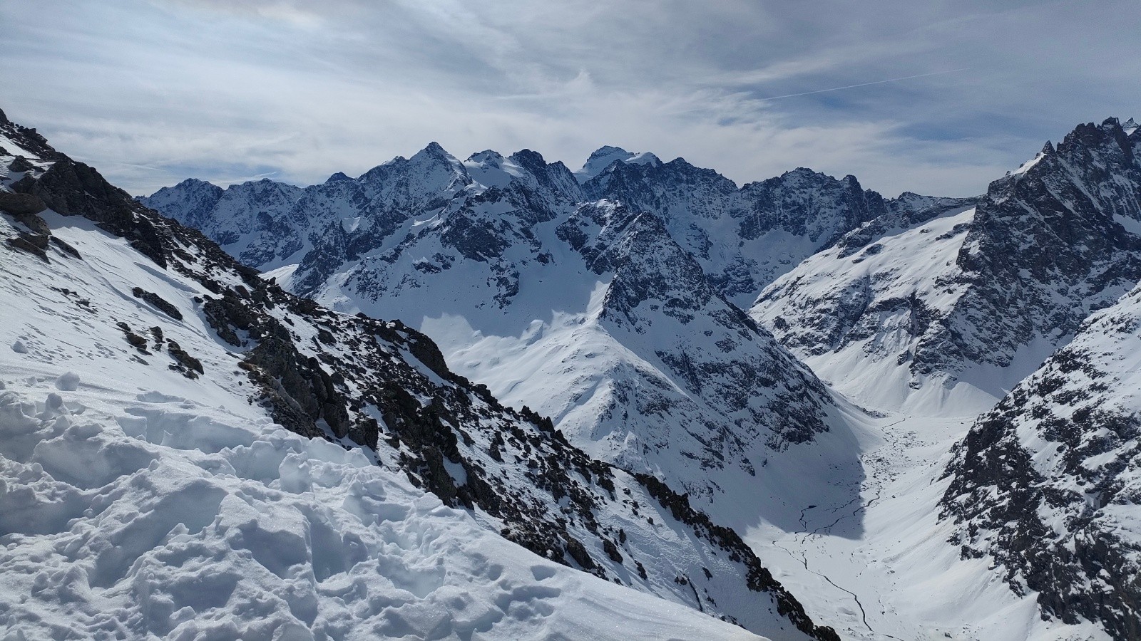 Et au milieu émerge la Barre des Ecrins 