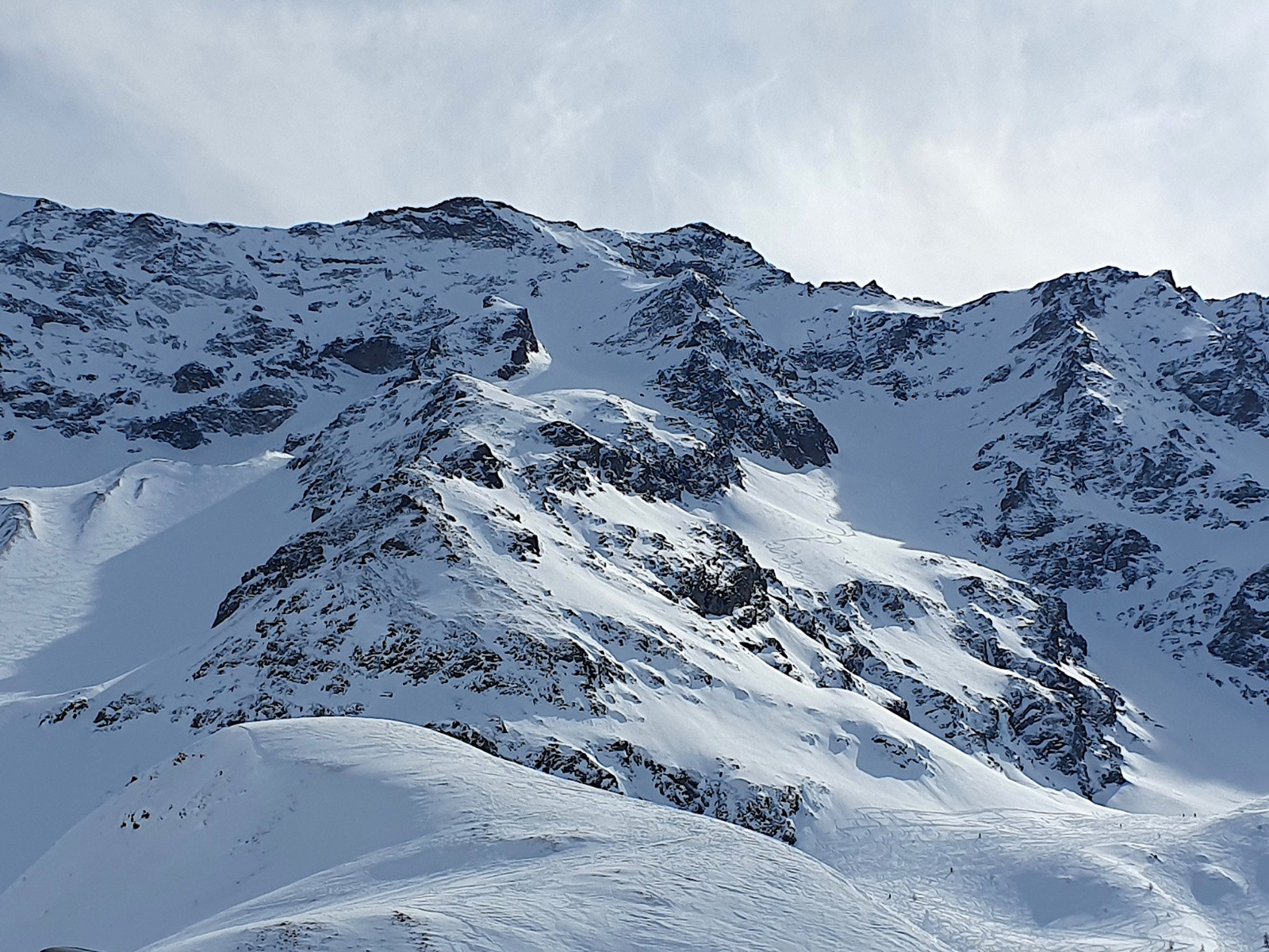 Toujours plus de traces, mais encore bien de la place. (attention, les belles traces qu'on voit au milieu de la photo, sur l'épaule de la combe NW du Combeynot, mènent à une impasse (corde obligatoire ou remonter)…