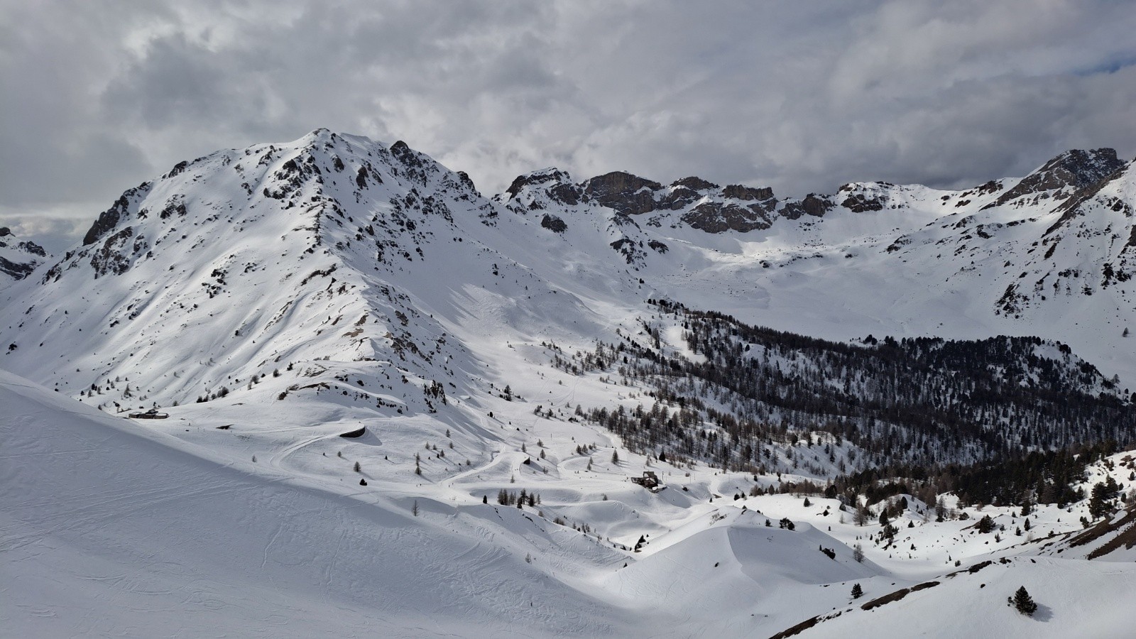  Col de l’Izoard à gauche et refuge Napoléon depuis le col Perdu