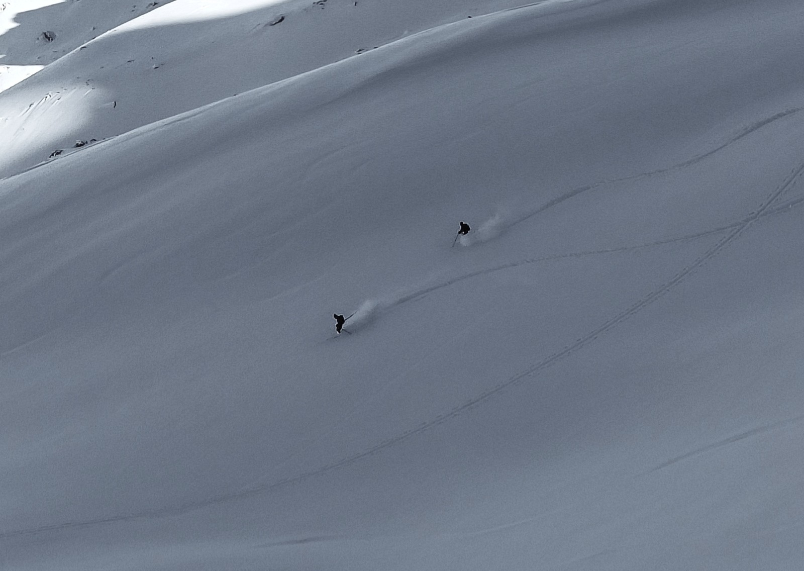 Des skieurs redescendu du couloir nord