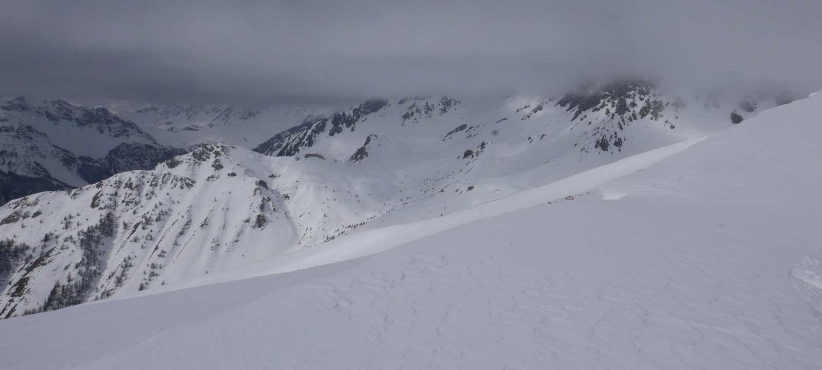 Le stratus est encore bien présent.