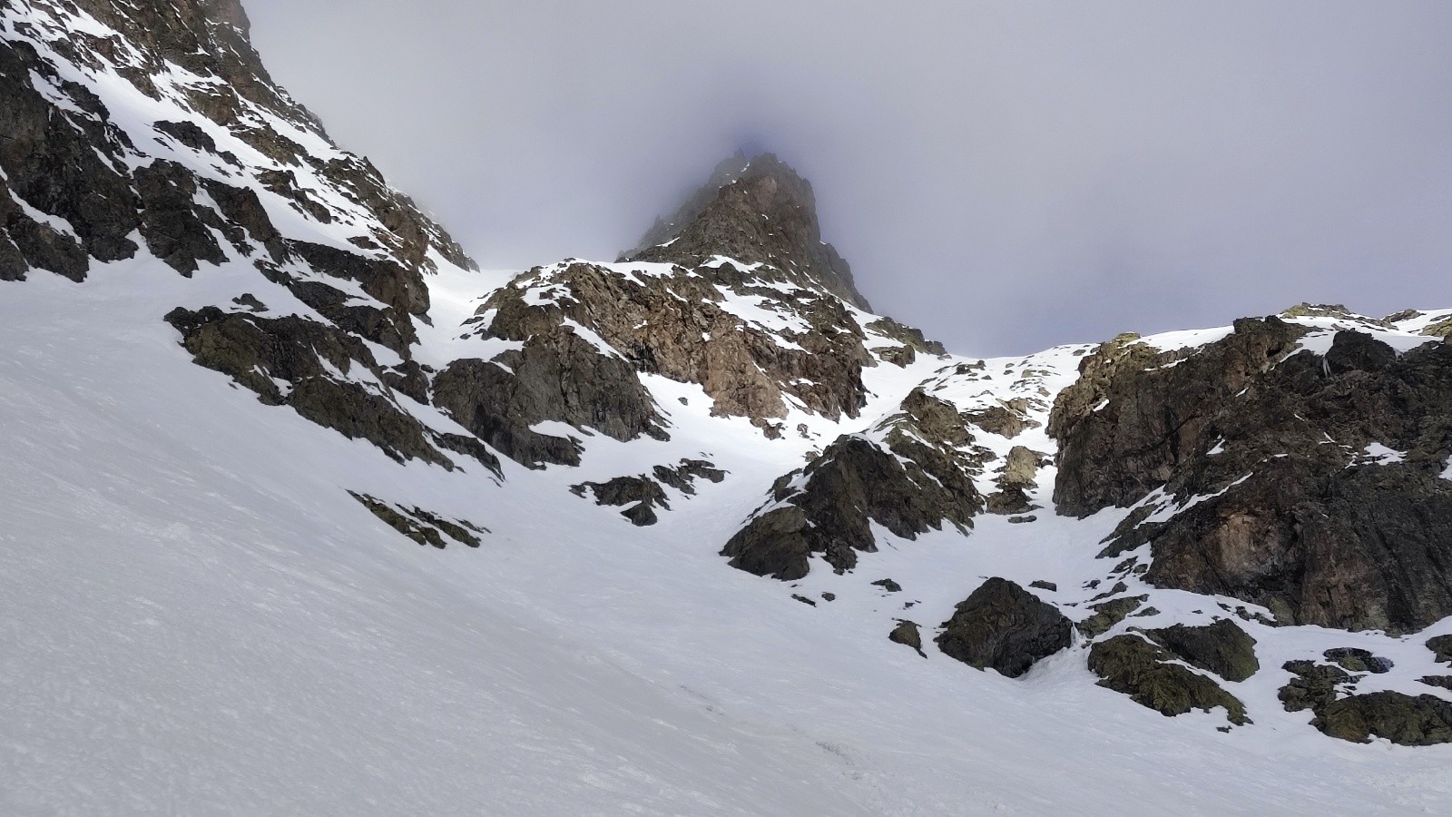Bas de la face est de Clapouse. Couloir skié sur la droite, ressaut sur la gauche