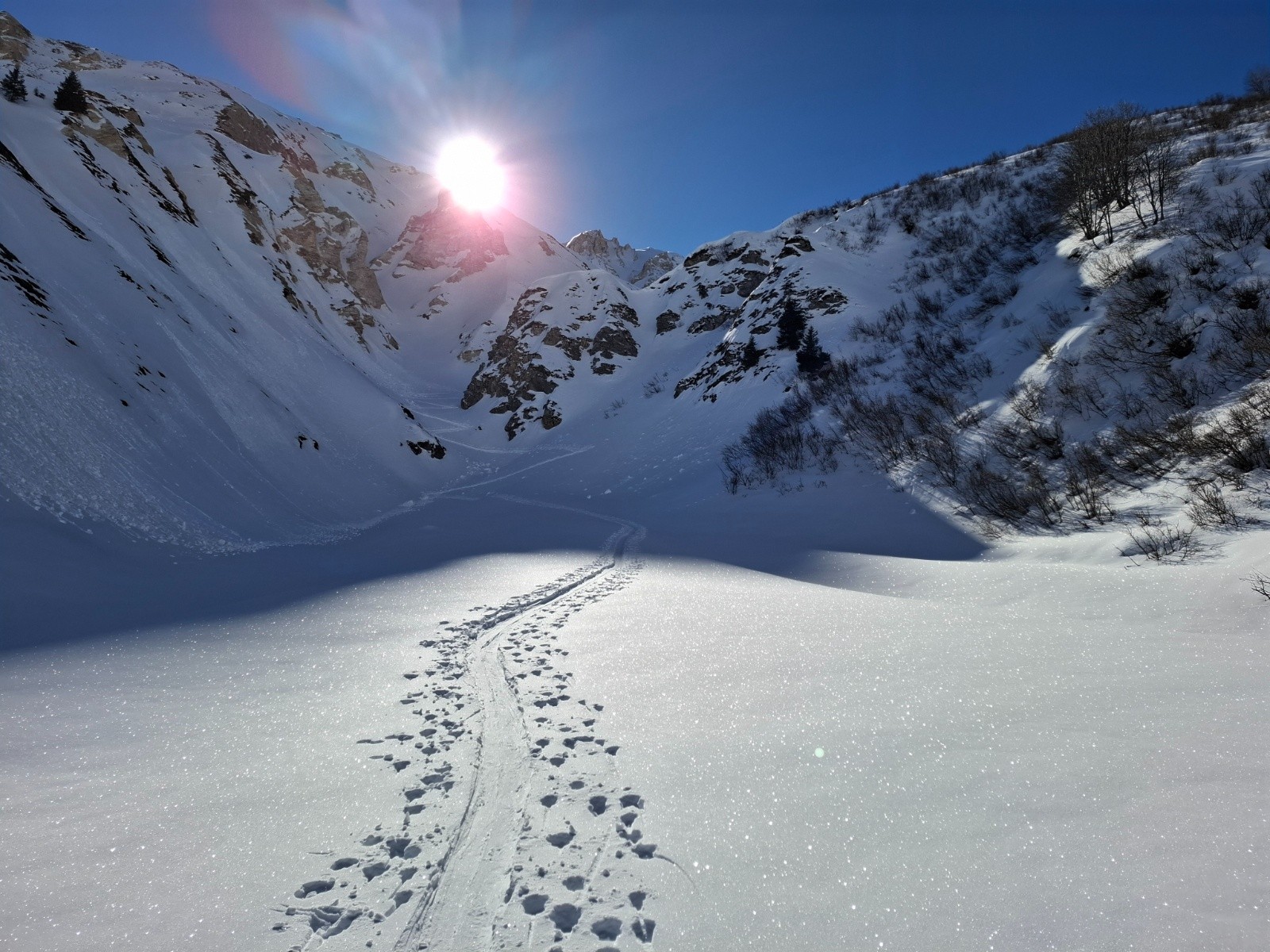 fond de vallée , on devine le premier vallon encaissé