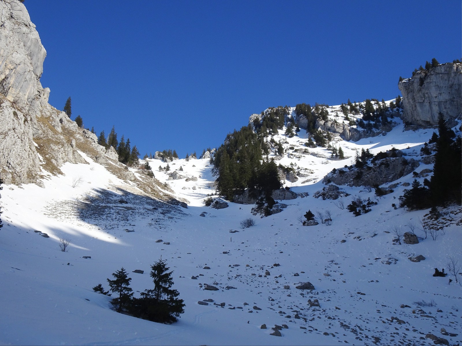 Contrairement à ce que laisse penser la photo, la combe O se skie sans toucher.