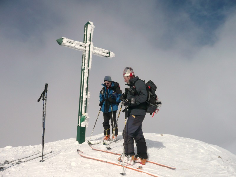 croix du Petit Som : cette fois il n'y a pas de vent mais le brouillard va un peu nous gâcher la descente dans la cheminée
