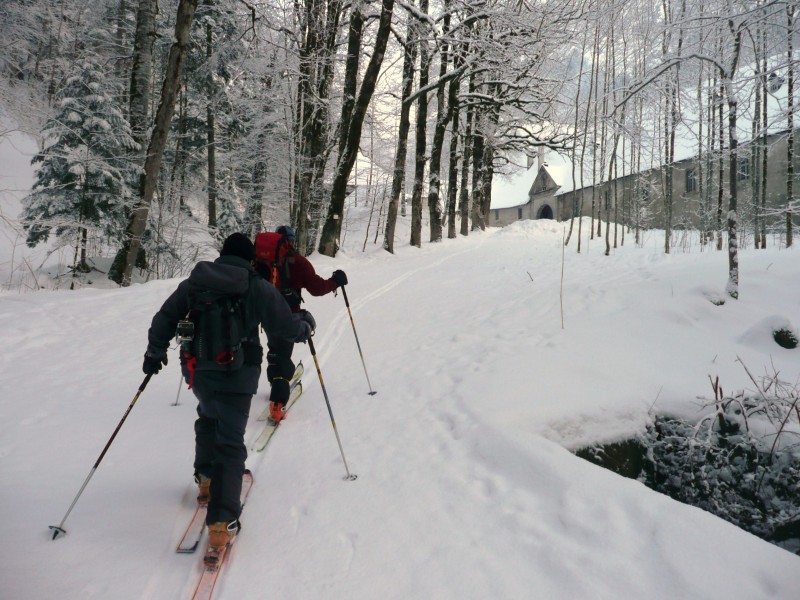 monastère : attention quand on passe en descente au niveau du monastère il reste des piquets en profilé d'acier qui dépassent de la neige ça peut être très dangereux si on les accroche.