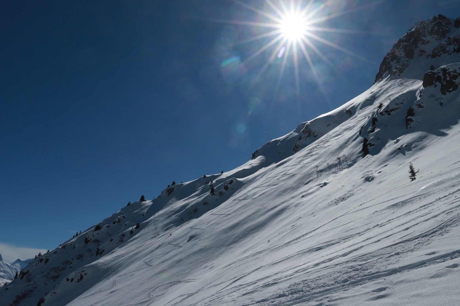  Vue sur la trace de montée et le couloir