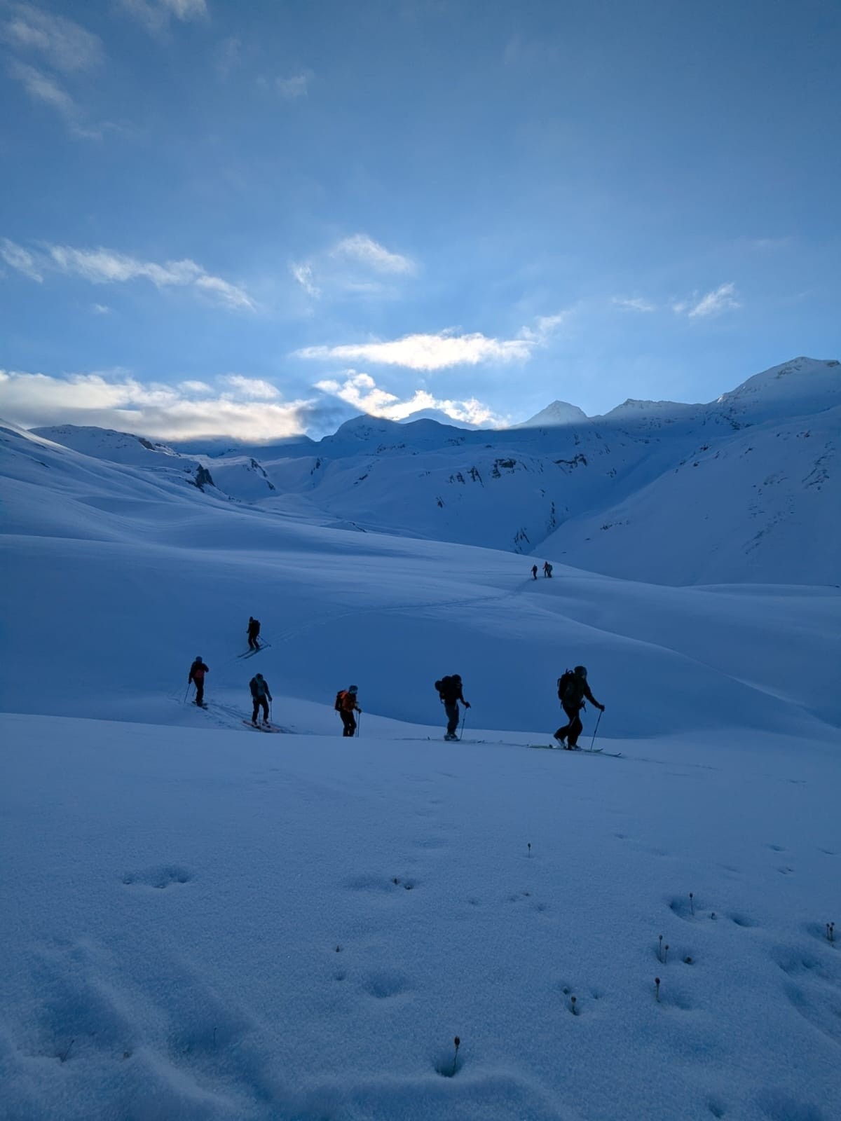 J3, montée au dessus du refuge au petit matin 