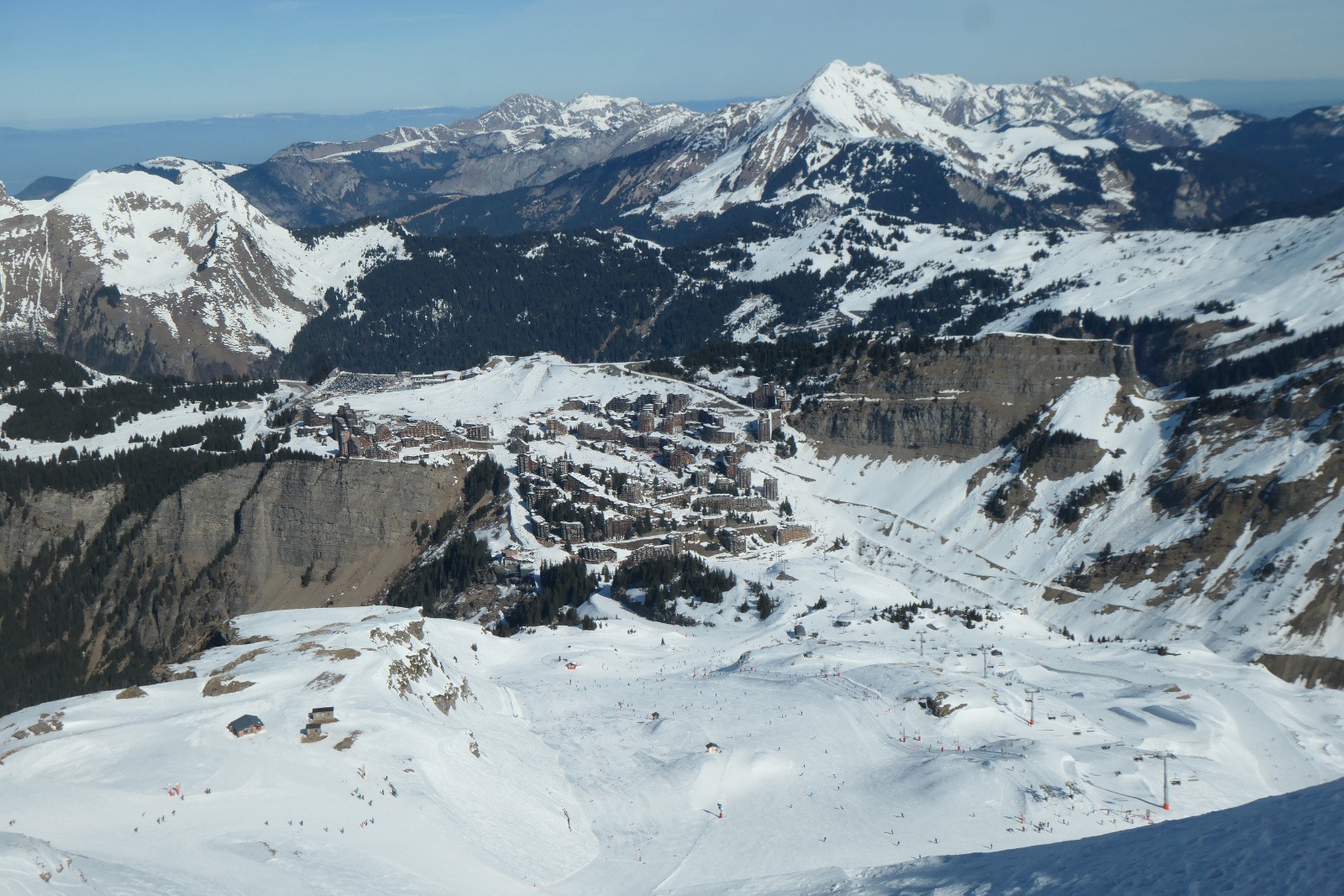 Vue vers le nord du Chablais (Mont de Grange) et la station d'Avoriaz 