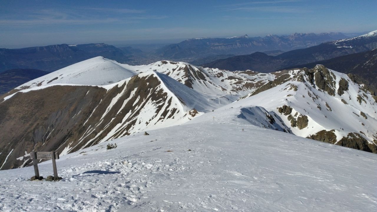 Arête sommitale. Le vent a verglacé la neige, attention à la redescente du fait de son étroitesse et de l'exposition sur les deux versants.