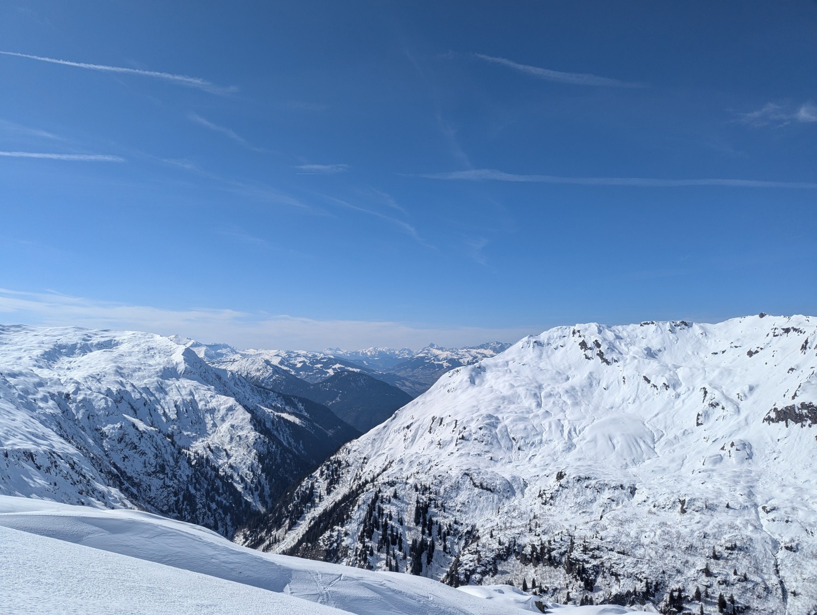 Vue sur Pormenaz et les massifs plus lointains