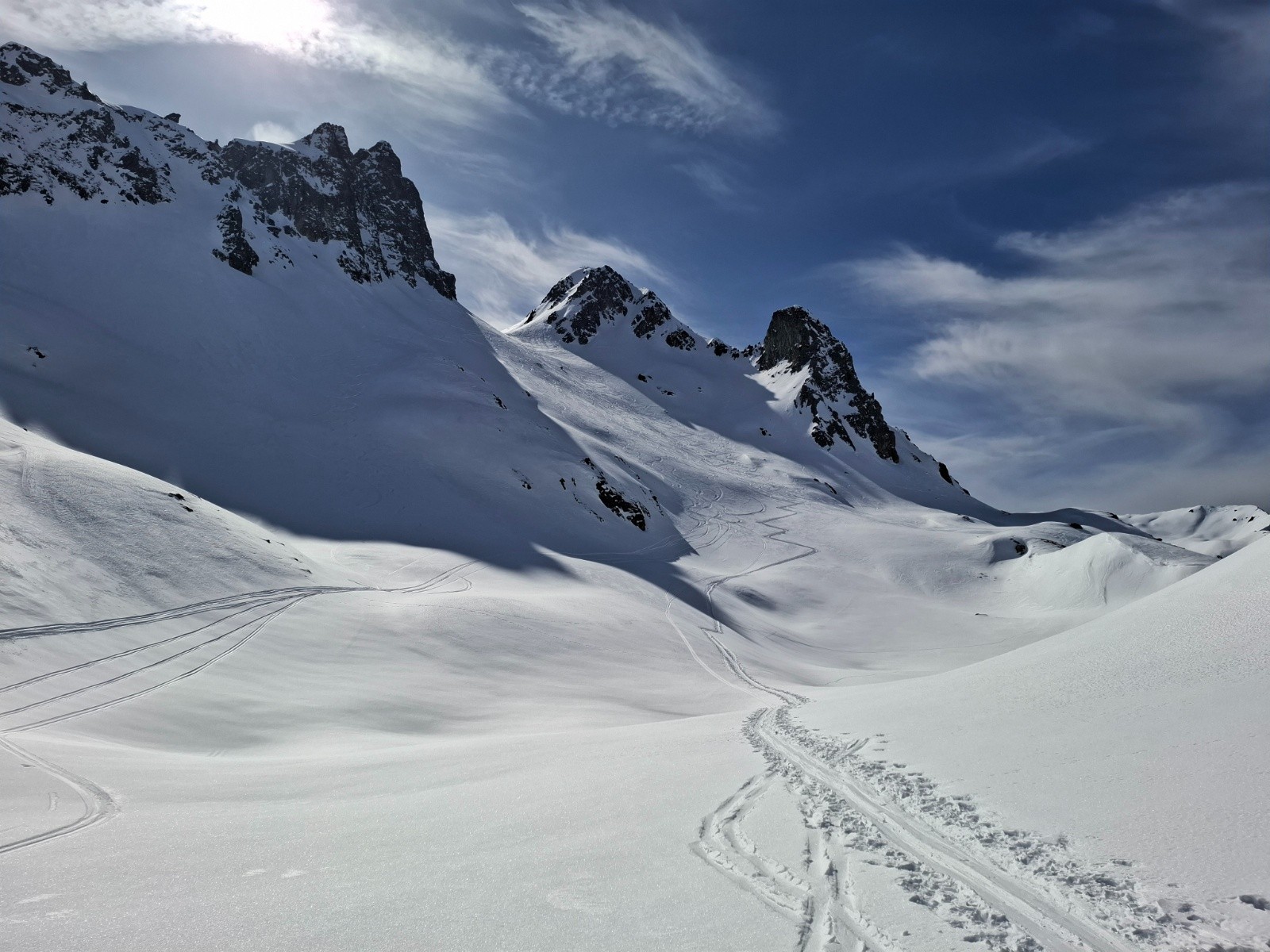 &nbsp; l'itinéraire de descente&nbsp; depuis col&nbsp; 2403 ( photo prise dpuis le bas de la descente)